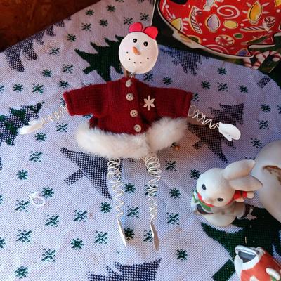 4 NAVIDAD TREE SNACK PLATES, SANTA LAMP, ICE SKATERS MUSIC BOX AND MORE