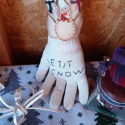 4 NAVIDAD TREE SNACK PLATES, SANTA LAMP, ICE SKATERS MUSIC BOX AND MORE