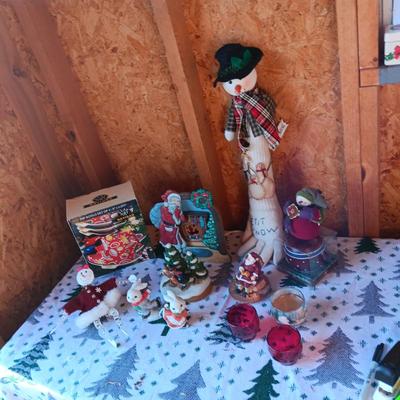 4 NAVIDAD TREE SNACK PLATES, SANTA LAMP, ICE SKATERS MUSIC BOX AND MORE