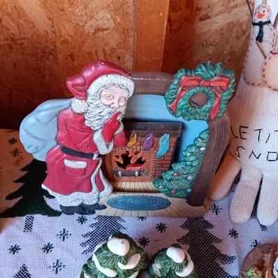 4 NAVIDAD TREE SNACK PLATES, SANTA LAMP, ICE SKATERS MUSIC BOX AND MORE