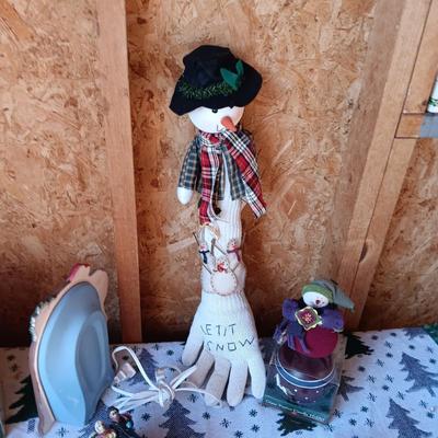 4 NAVIDAD TREE SNACK PLATES, SANTA LAMP, ICE SKATERS MUSIC BOX AND MORE