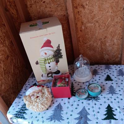 SNOOWMAN WITH LIGHT UP TREE, MOTION DETECTOR SANTA AND MORE