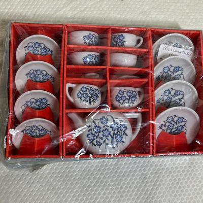 Lot 368 Floral Child's tea set