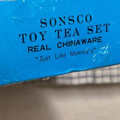 Lot 368 Floral Child's tea set