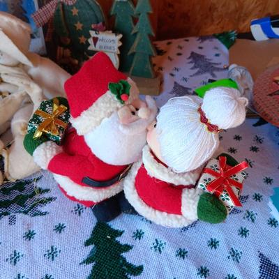 SHADOW BOX PICTURE, WOODEN SNOWMEN FIGURES AND MORE