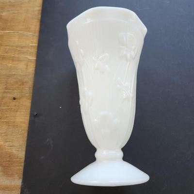lot of 5 Vintage Jeanette Iris &Herringbone Milk Glass Vase