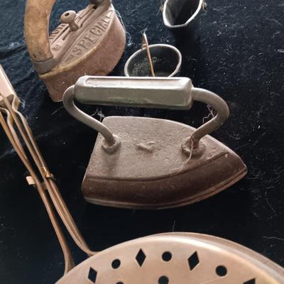 2 CAST IRONS, BRASS BED WARMER AND 2 SMALL CAST POTS
