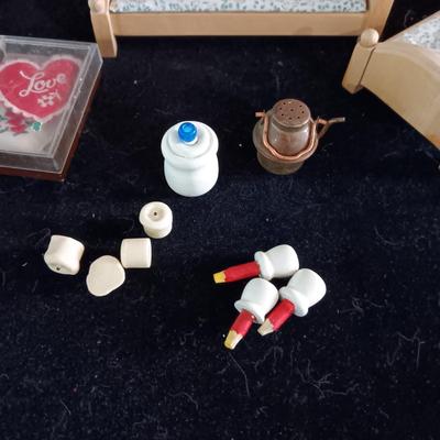 MINIATURE DOLLHOUSE FURNITURE