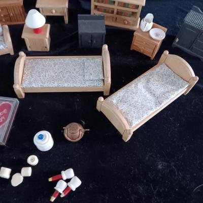 MINIATURE DOLLHOUSE FURNITURE