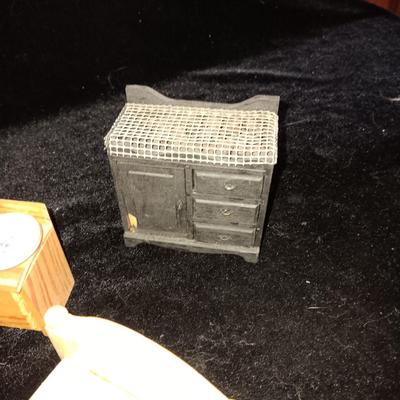 MINIATURE DOLLHOUSE FURNITURE