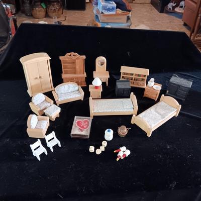 MINIATURE DOLLHOUSE FURNITURE