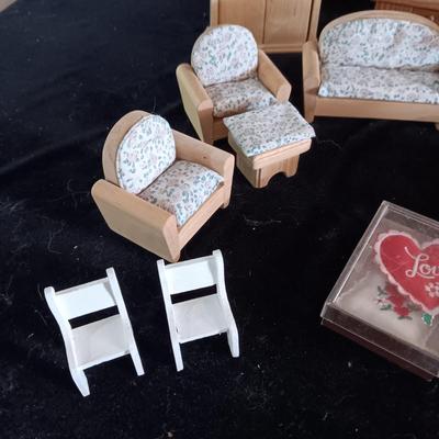 MINIATURE DOLLHOUSE FURNITURE