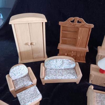 MINIATURE DOLLHOUSE FURNITURE