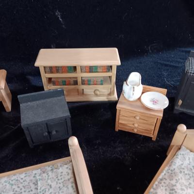 MINIATURE DOLLHOUSE FURNITURE