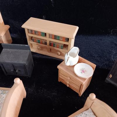 MINIATURE DOLLHOUSE FURNITURE