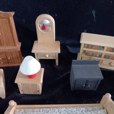 MINIATURE DOLLHOUSE FURNITURE