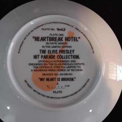 ANIMATED ELVIS PRESLEY AND 2 COLLECTORS PLATES