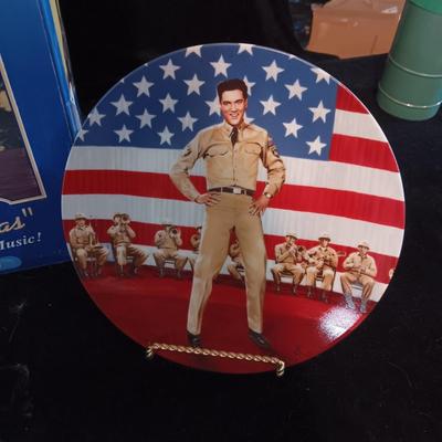 ANIMATED ELVIS PRESLEY AND 2 COLLECTORS PLATES