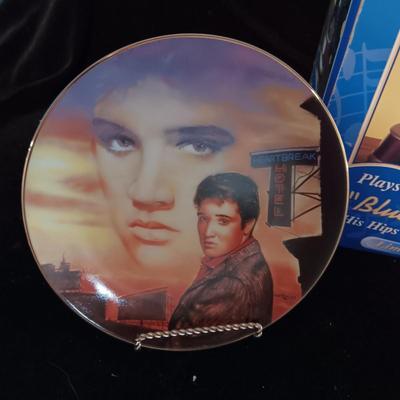 ANIMATED ELVIS PRESLEY AND 2 COLLECTORS PLATES