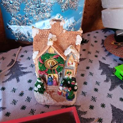 HOLIDAY WALL ART AND OTHER DECORATIONS