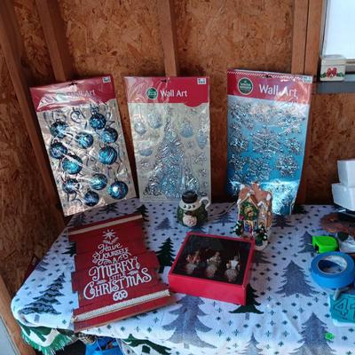 HOLIDAY WALL ART AND OTHER DECORATIONS
