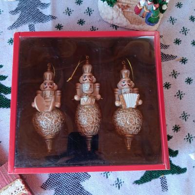HOLIDAY WALL ART AND OTHER DECORATIONS