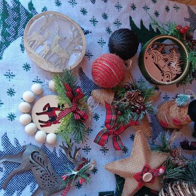 QUALITY TREE ORNAMENTS (1)