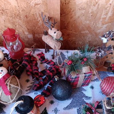 QUALITY TREE ORNAMENTS (2)