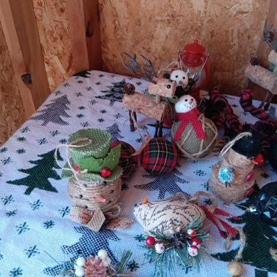 QUALITY TREE ORNAMENTS (2)