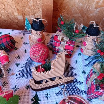 QUALITY TREE ORNAMENTS (3)