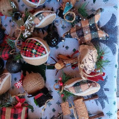 QUALITY TREE ORNAMENTS (4)