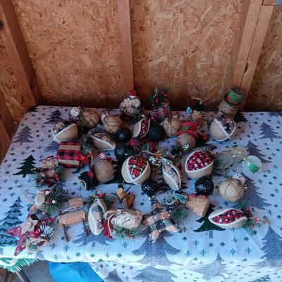QUALITY TREE ORNAMENTS (4)
