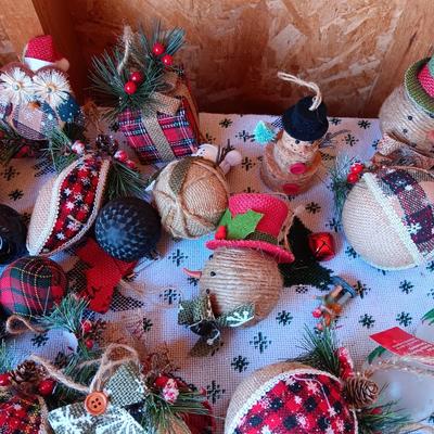 QUALITY TREE ORNAMENTS (4)
