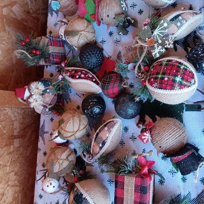 QUALITY TREE ORNAMENTS (4)