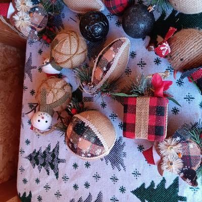 QUALITY TREE ORNAMENTS (4)