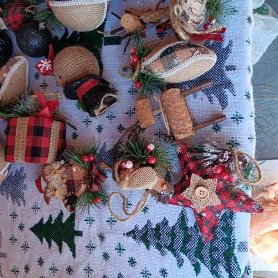 QUALITY TREE ORNAMENTS (4)