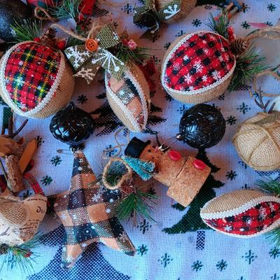 QUALITY TREE ORNAMENTS (4)