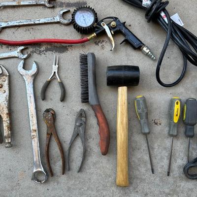 AN ASSORTMENT OF HAND TOOLS