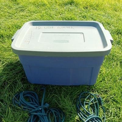A VARIETY OF OUTDOOR EXTENSION CORDS AND A STORAGE TOTE