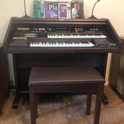 LOT 28L: Technics Organ Keyboard SX-EA3 w/ Stool, Music Books & Sony Dynamic Microphone F-VS7