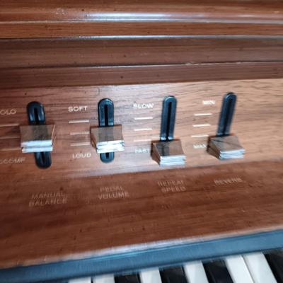 KIMBALL SWINGER 700 ELECTRIC ORGAN WITH BENCH