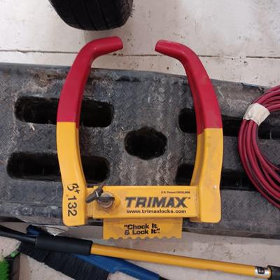 TRIMAX WHEEL CHOCK LOCK, PAIR OF AUTO RAMPS, WINDSHIELD BRUSHES