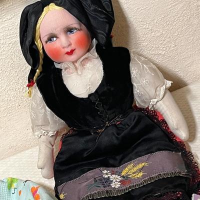 Lot 382 Tub of doll parts and pieces