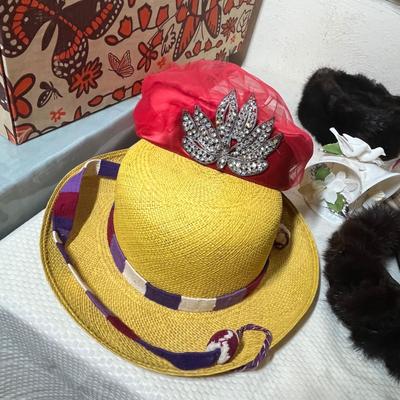 Lot 383 Vintage hats & purse