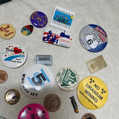 Lot 404 Lot of advertising buttons
