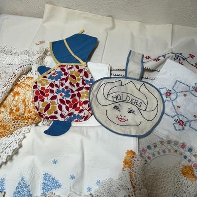 Lot 423 Lot of linens