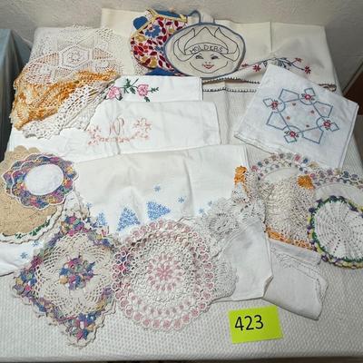 Lot 423 Lot of linens