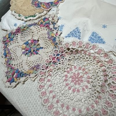 Lot 423 Lot of linens