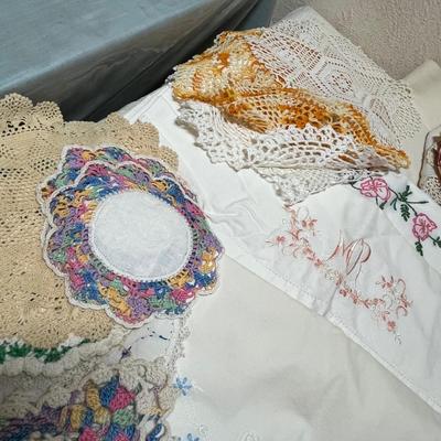 Lot 423 Lot of linens