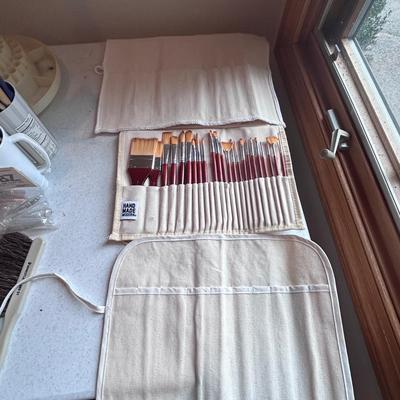 Paint Brushes and More Artists Necessities (2R-BB)